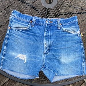 Wrangler Distressed Cutoff Denim Jean Shorts sz 33 mens